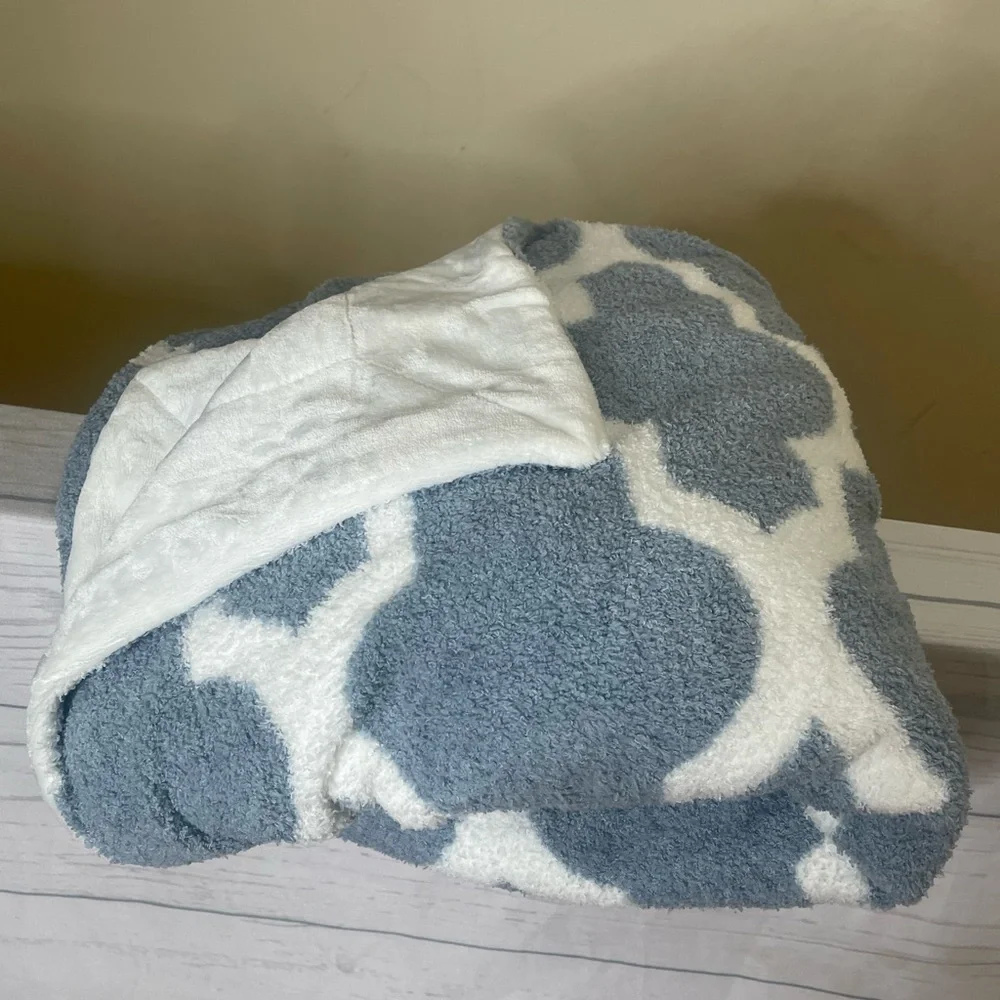 Berkshire Blue and White Throw Blanket